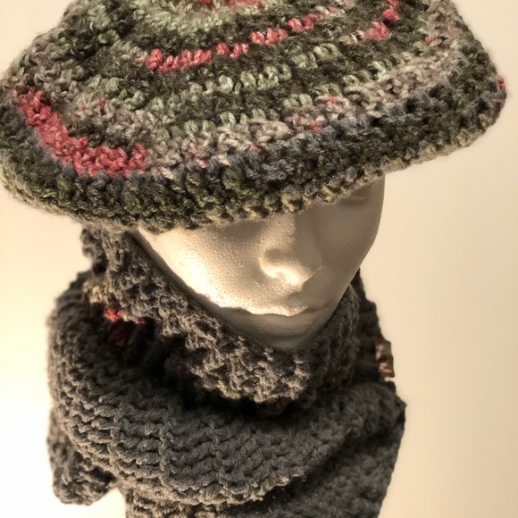 Winter Blossoms reversible crochet hat/scarf Set. - Picture 4 of 8